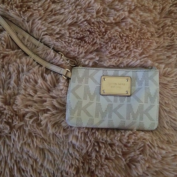 Michael kors Handbags - Michael Kors Wristlet